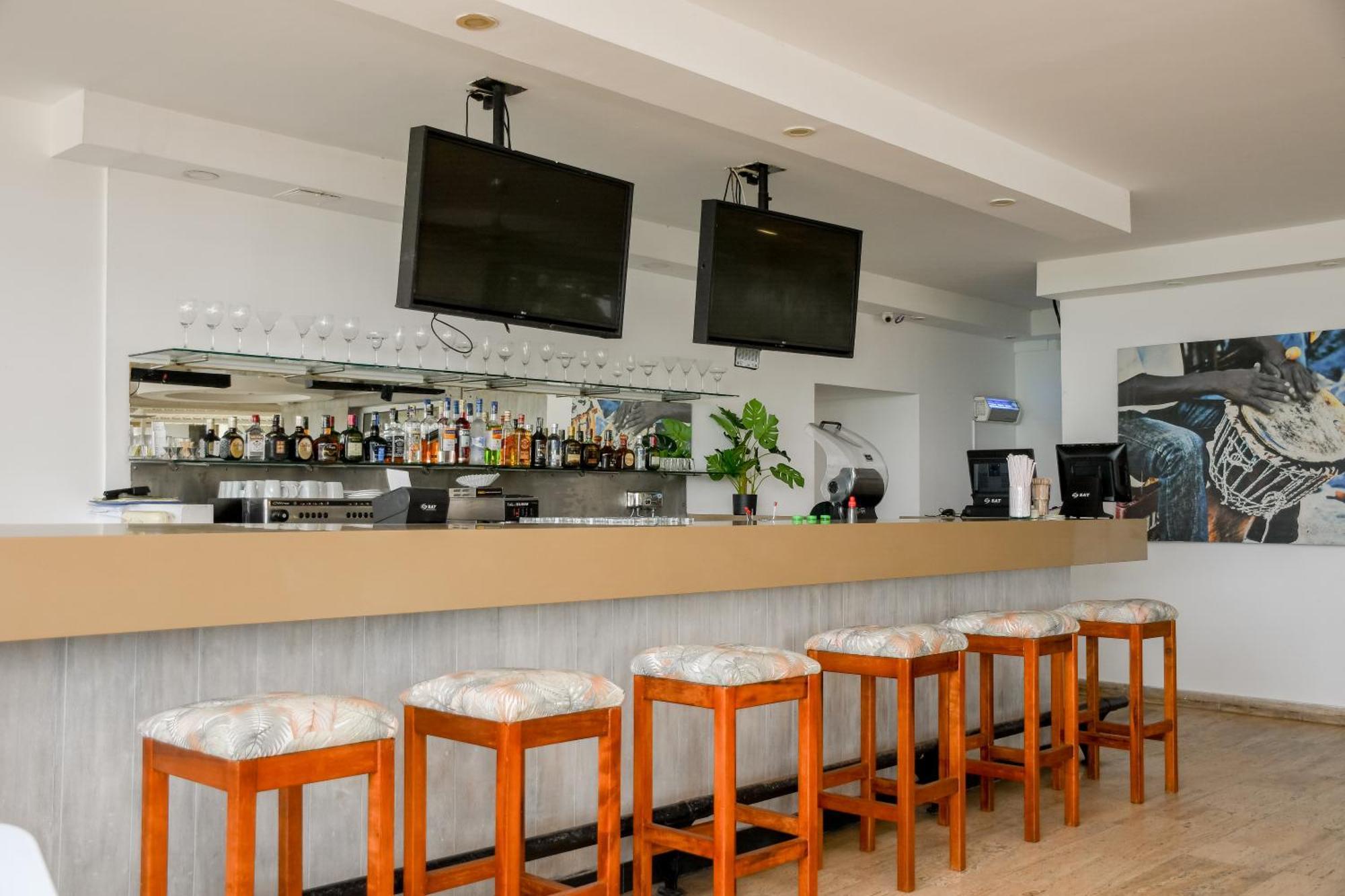 Hotel Capilla Del Mar Cartagena Exterior photo A bar in a hotel