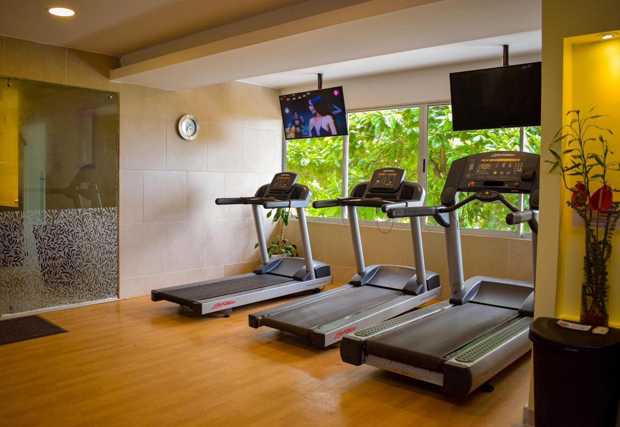Hotel Capilla Del Mar Cartagena Exterior photo Treadmills at a gym