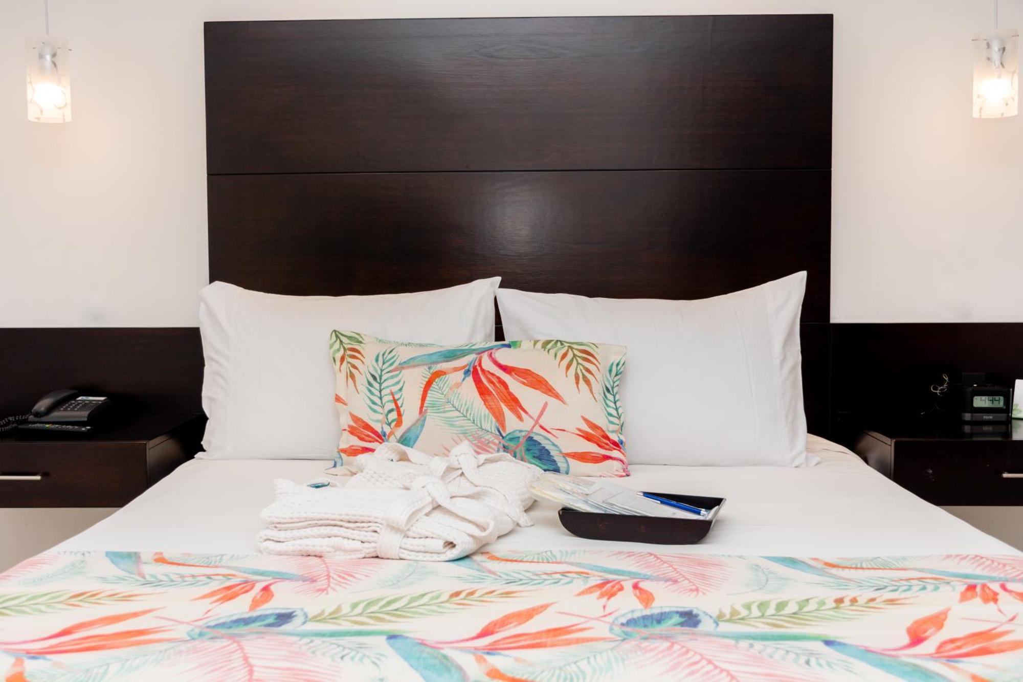 Hotel Capilla Del Mar Cartagena Exterior photo A bed with a headboard