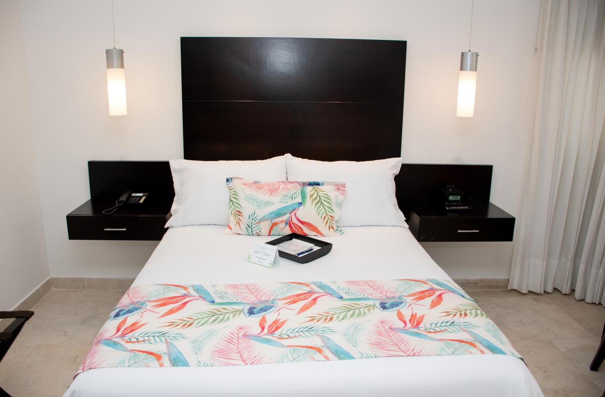 Hotel Capilla Del Mar Cartagena Exterior photo A bed with a bed runner